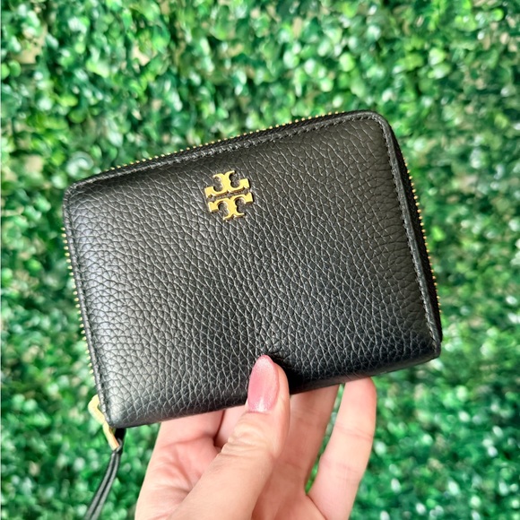 Tory Burch Handbags - Tory Burch Black Pebbled Leather Zip Compact Wallet